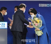 [포토]꽃다발 받는 더불어민주당 서울시장 후보