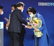 [포토]이낙연 대표로 부터 꽃다발 받는 더불어민주당 서울시장 후보