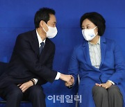 [포토]우상호 예비후보 축하 받는 박영선 민주당 서울시장 후보