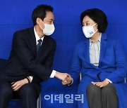[포토]축하 악수 받는 박영선