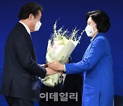 [포토]축하 꽃다발 받는 박영선