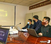 마스크 쓰고 회의하는 북한 국가과학원 연구원들