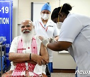 인도 모디 총리, 자국 개발 백신 맞아..60세 이상 접종 개시