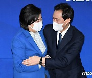 박영선 후보 축하하는 우상호