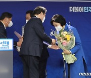 꽃다발 받는 박영선 서울시장 후보