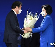 이낙연 대표에게 꽃다발 받는 박영선 후보