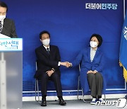 우상호 예비후보 축하 받는 박영선 서울시장 후보