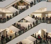 [포토]쇼핑객들로 북적이는 더 현대 서울