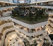 [포토]쇼핑객들로 붐비는 더 현대 서울