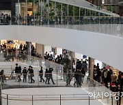 [포토]더 현대 서울 찾은 시민들