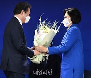 <포토> 박영선 서울시장 후보에게 꽃다발 주는 이낙연 대표