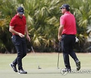 "타이거, 힘내라" 미국 골프 최종일 온통 '빨간 셔츠' 패션