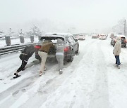 정 총리 "폭설 갇힌 국민 안전에 가용 자원 총동원"