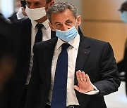 '판사 매수' 사르코지 전 프랑스 대통령 3년형 선고