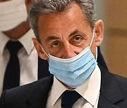 '판사 매수' 사르코지 전 프랑스 대통령에 3년형 선고