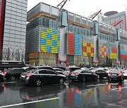[포토] '더현대 서울' 쇼핑 차량으로 꽉 막힌 여의도 도로