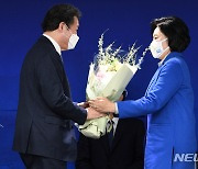 후보 선출 축하 꽃다발 받는 박영선 후보