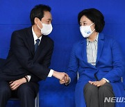 우상호 예비후보 축하 받는 박영선 후보