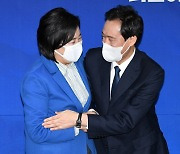 우상호 축하 받는 박영선 서울시장 후보