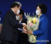 이낙연 대표로부터 꽃다발 받는 박영선 서울시장 후보