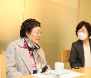 정영애 장관, 이용수 할머니 만나.."일본, 마땅히 사죄해야"