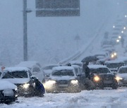 연휴 마지막날 강원 눈폭탄..차량 수백대 고립·교통사고 속출