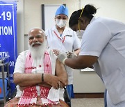 '자국 개발 백신' 맞는 모디 인도 총리