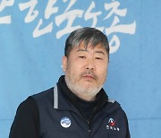 포즈 취하는 김동명 한국노총위원장