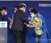 축하 꽃다발 받는 박영선