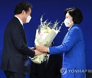 축하 꽃다발 받는 박영선