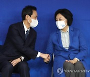 우상호 경선후보의 축하받는 박영선