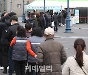 [포토]코로나19 신규 확진자 344명, 줄 선 시민들