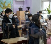 '새학기 시작' 국민의례 하는 초등학생들