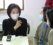 국립중앙의료원 찾아 대화하는 박영선 후보