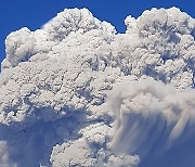 인니 시나붕 화산, 1년도 안돼 또 폭발..화산재 5km 치솟아