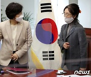 '위안부' 문제 전문가들 만난 정영애 장관
