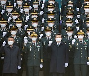 졸업 생도들과 기념촬영하는 서욱 국방부 장관