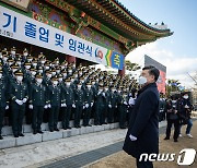 육군사관학교 졸업생도 격려하는 서욱 국방부 장관