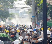 미얀마 경찰, 또 실탄 발포..시위대 3명 중상(상보)