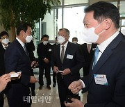 <포토> 내빈들과 인사하는 최태원 SK회장-정의선 현대차 회장