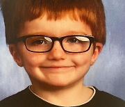"나 버리지 마" 엄마 차에 매달렸다 떨어진 美 6세 소년 사망