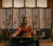 치킨플러스, '철인왕후' 신혜선과 '얼씨구맵닭' TV 광고