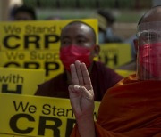 미얀마 경찰, 또 실탄 발포..시위대 3명 중상