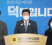 국민53% "가덕도법 잘못"..민심 요동치자 또 부산 간 이낙연
