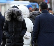 [오늘날씨]쌀쌀한 출근길..'눈폭탄' 강원에 10cm 눈 더온다