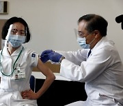 [속보] 일본서 화이자 백신 맞은 60대 여성 사망