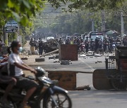미얀마 경찰, 시위대에 실탄 재발포.. 3명 중상