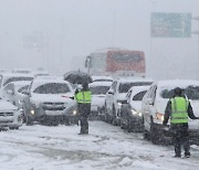 Holiday-makers trapped in heavy snowfall in Gangwon, Korea