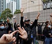 "홍콩, 선거제 손보는 동안 민주인사 가둬두려는 것"