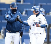 김민수, '스리런 홈런에 미소 지으며' [사진]